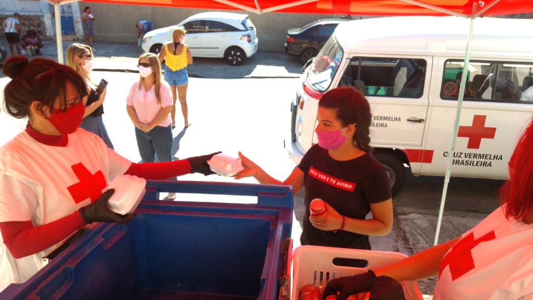 Moradores do Alemão recebem mil hambúrgueres do projeto Mesa Brasil Sesc RJ
