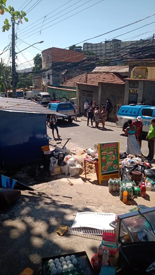 Sem notificação prévia, Prefeitura do Rio derruba comércio no Complexo do Lins