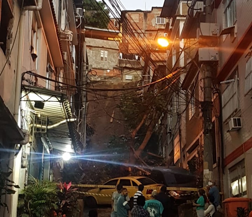 Encosta desliza no alto do Morro da Mangueira