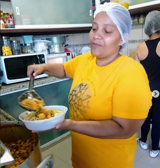 Moradora do Vidigal faz quentinhas para alimentar pessoas em situação de vulnerabilidade social