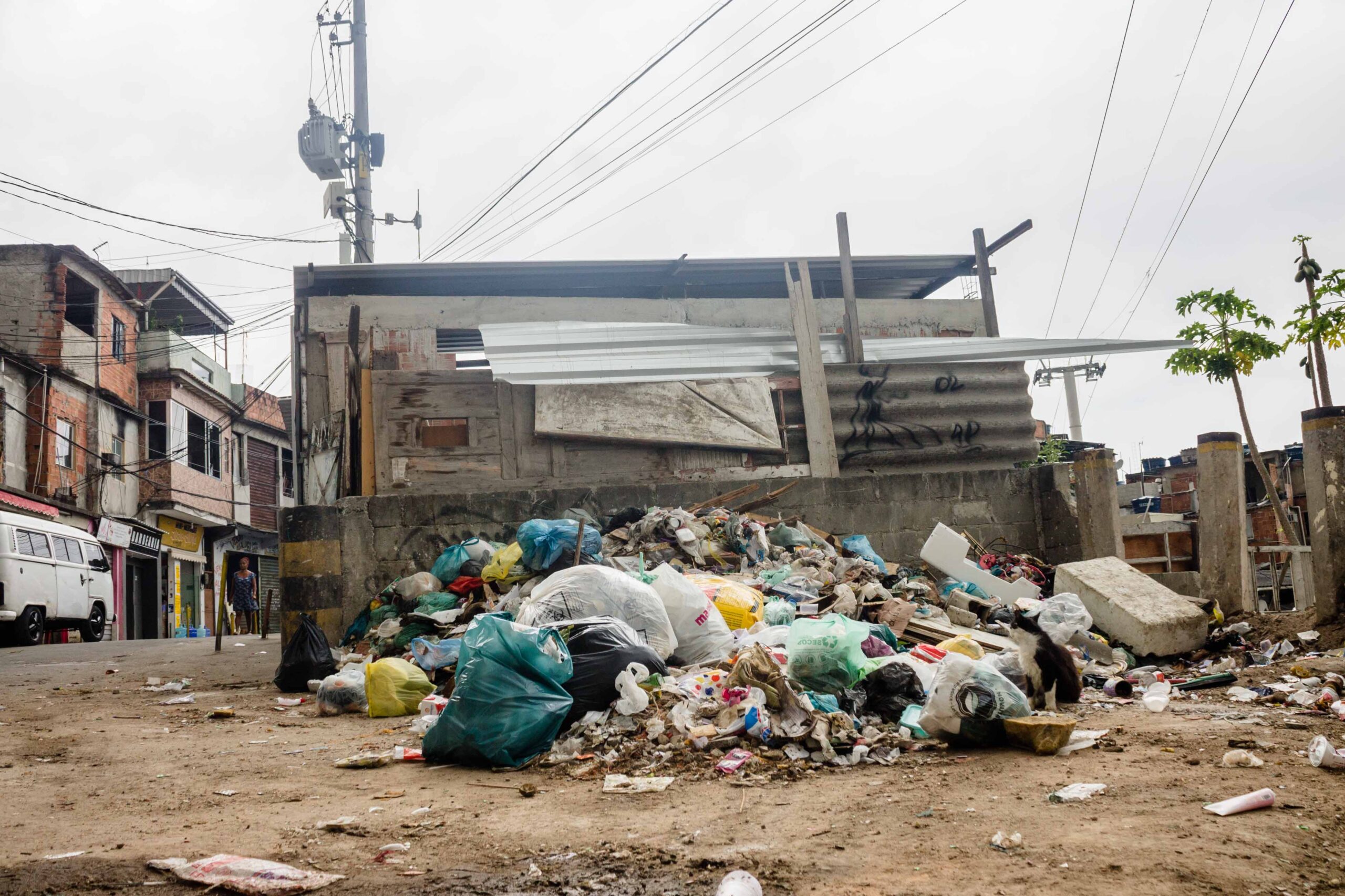 Associação de moradores precisa de ajuda para coleta de lixo no Complexo do Alemão
