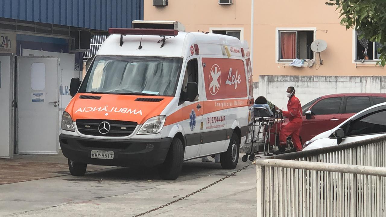 Moradora baleada no Alemão segurava o filho no colo quando foi atingida