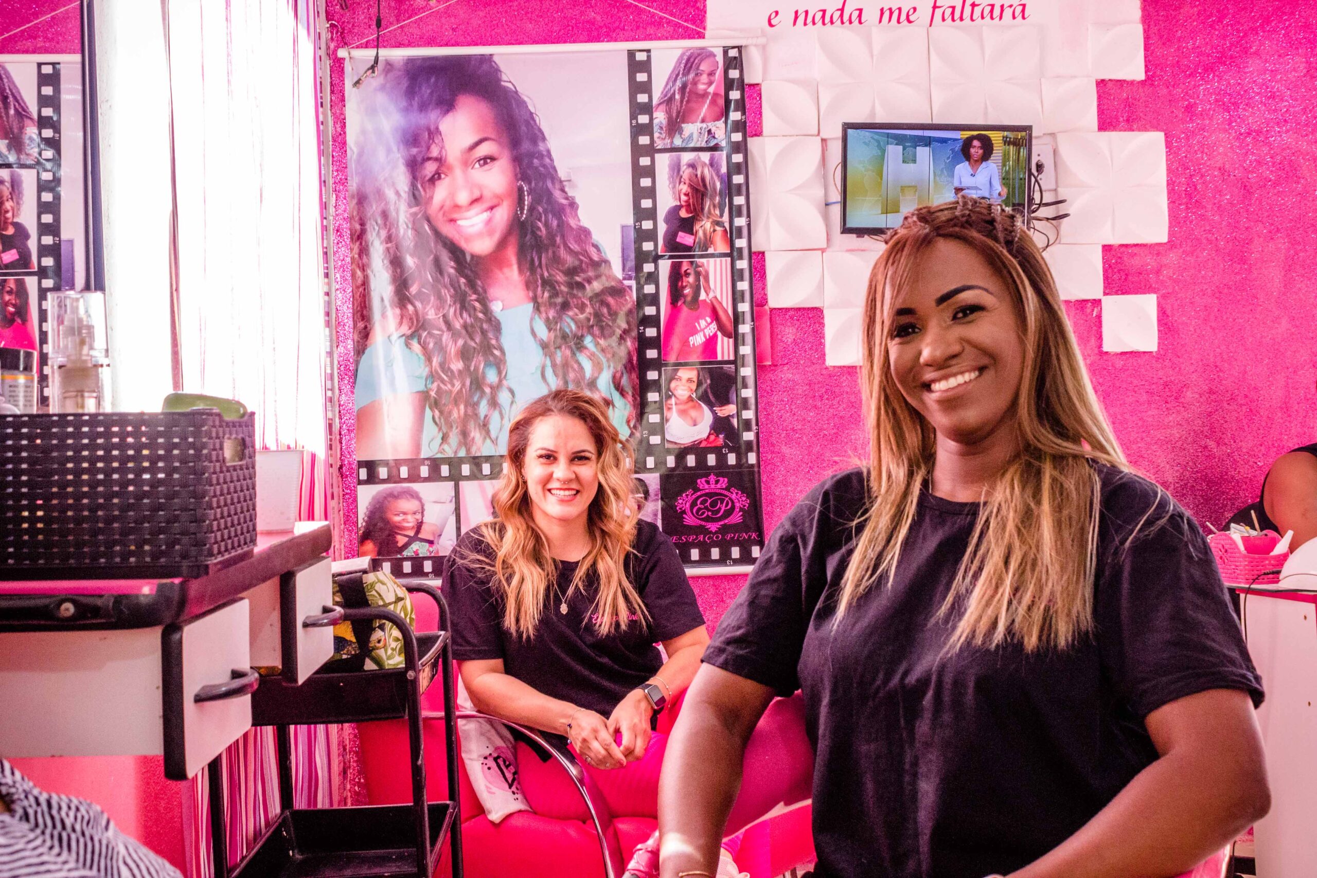 Nas redes e nas favelas ela está transformando cabelos e unhas das mulheres