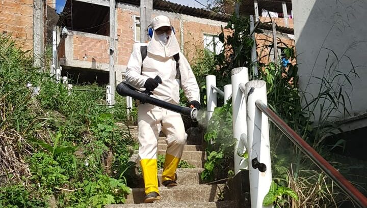 Cedae realiza sanitização em 10 favelas esta semana; devido à chuva, trabalhos começam apenas na quarta