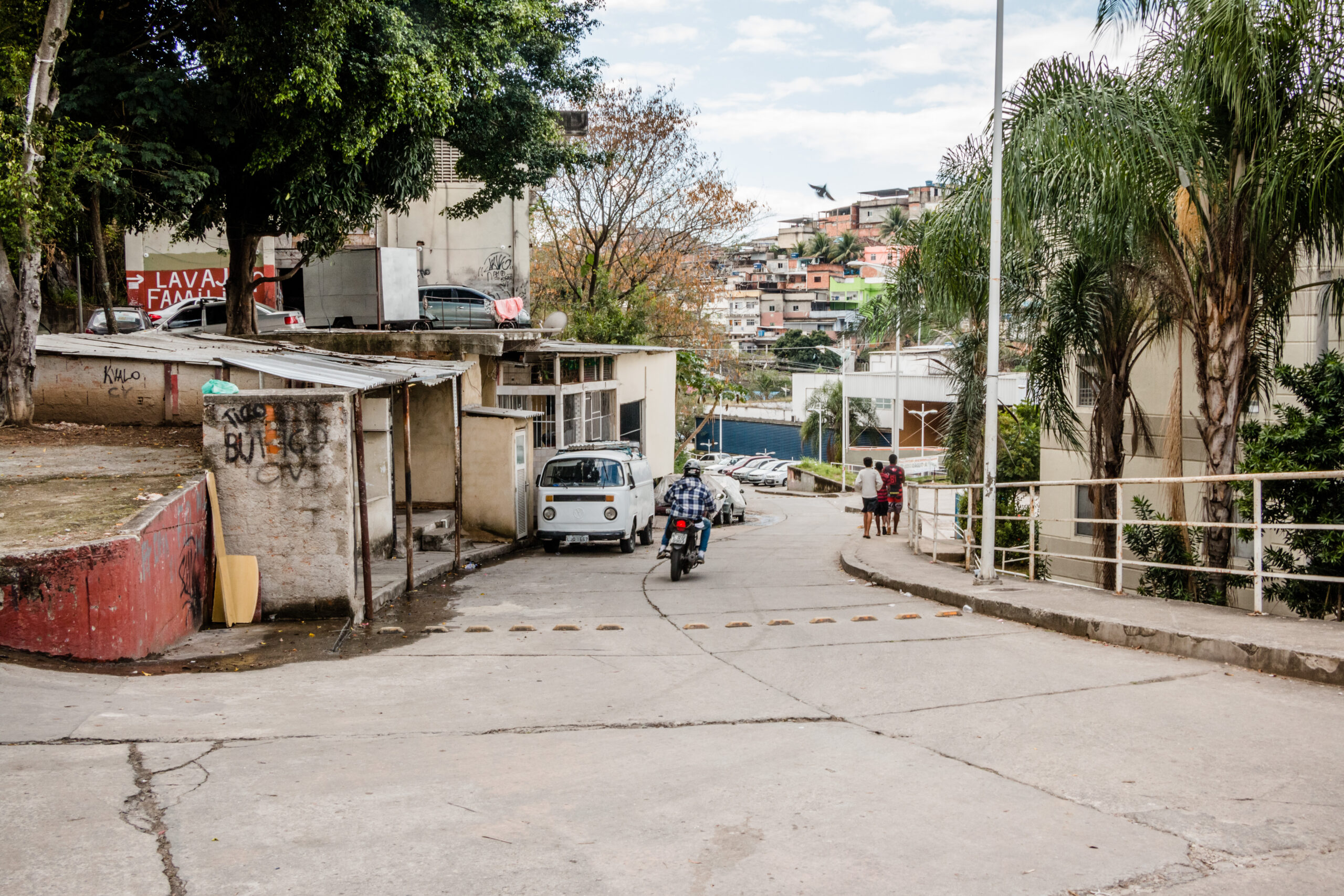 Uso de carros por aplicativos aumenta nas favelas, mas moradores ainda reclamam do atendimento dos motoristas