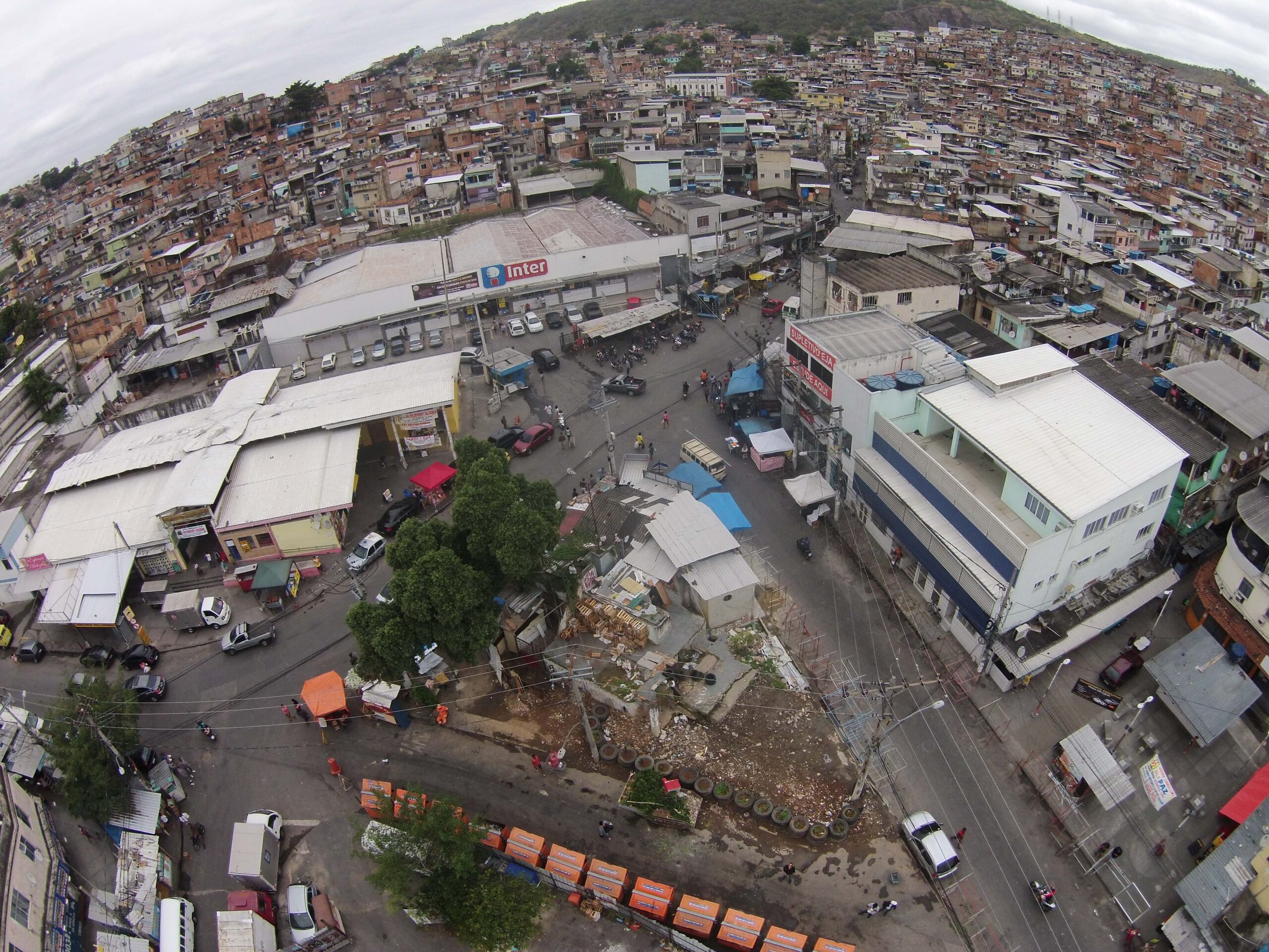 Manhã de tiroteio intenso na Merendiba, no Complexo da Penha