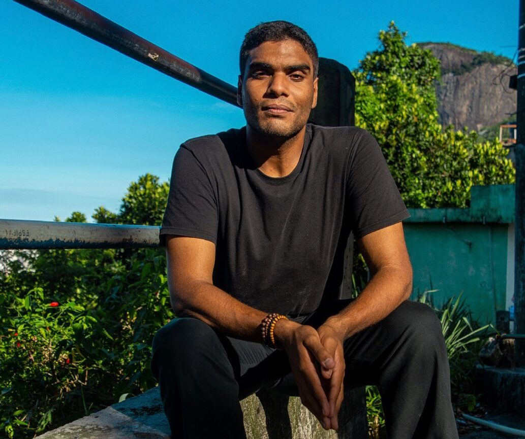 Cria da comunidade, jornalista Edu Carvalho lança livro ‘Na curva do S: Histórias da Rocinha’