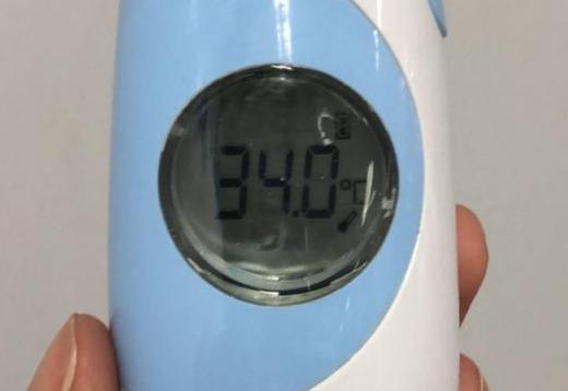 Termômetro registra 34° em salas de atendimento da Clínica da Família do Alemão