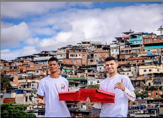 Jovem viraliza na internet vendendo doces no Alemão