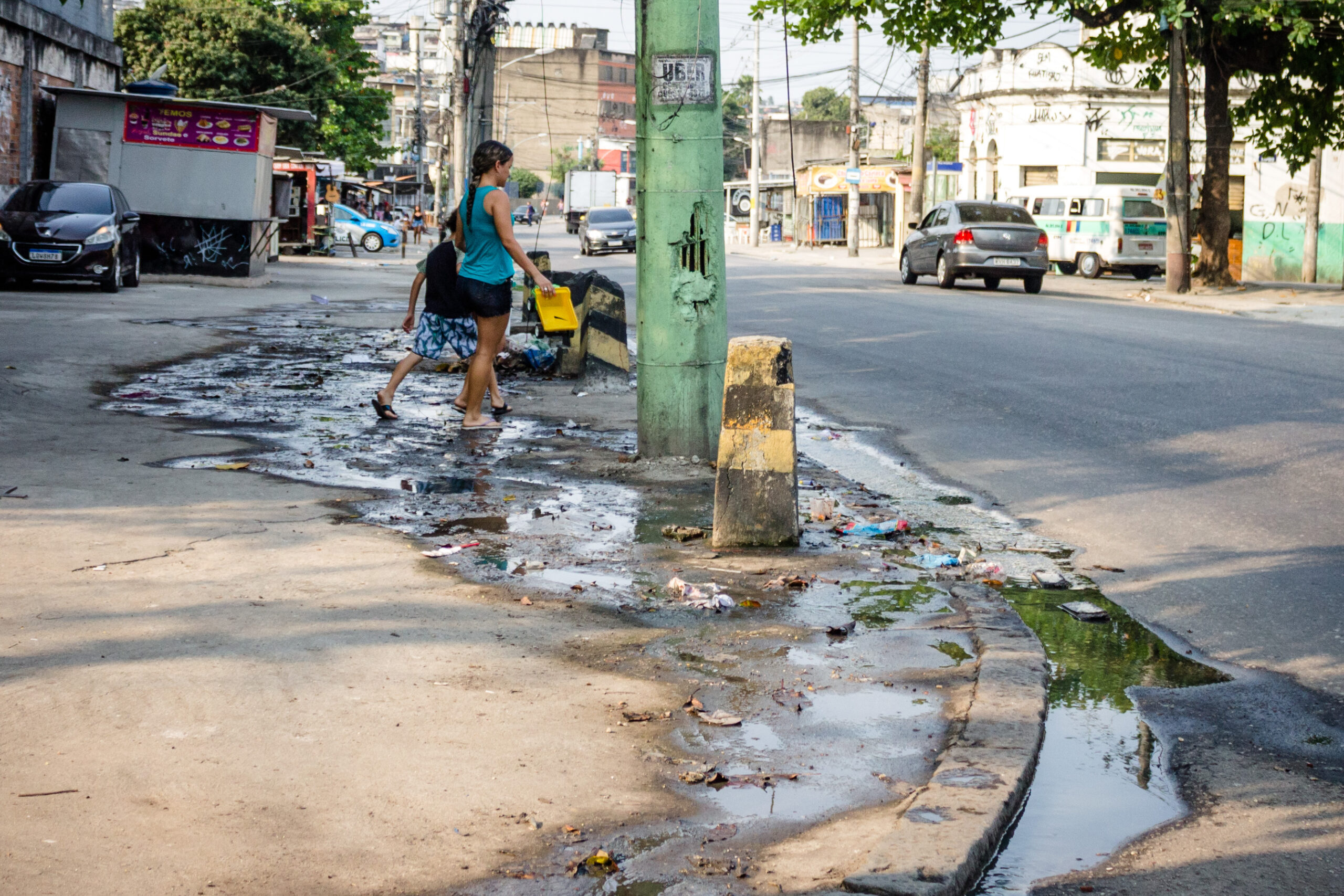 Esgoto no Alemão: Problema antigo e dor de cabeça constante para moradores