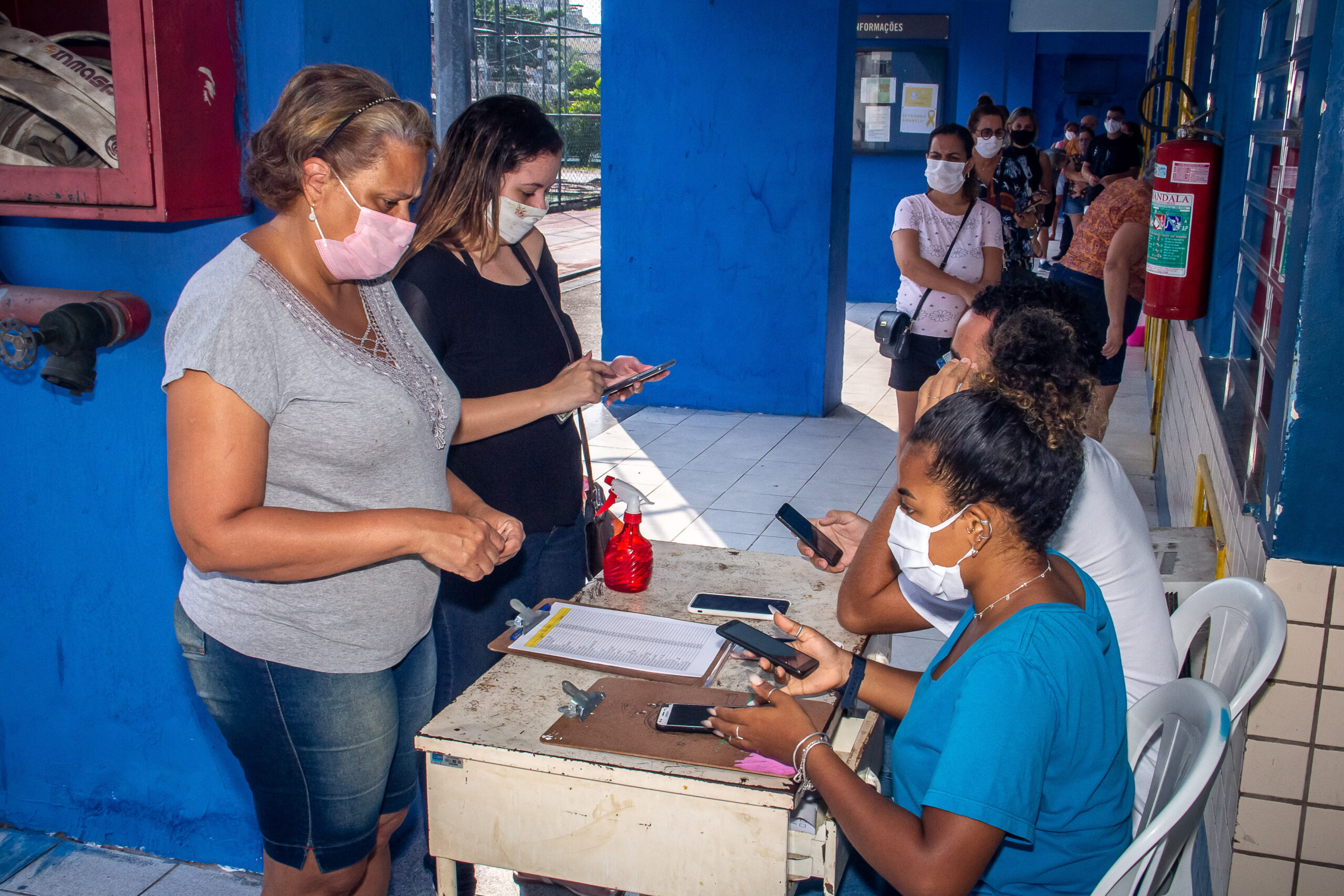 Primeiro dia de testagem de moradores do Alemão para Covid tem quase metade dos exames com resultado positivo