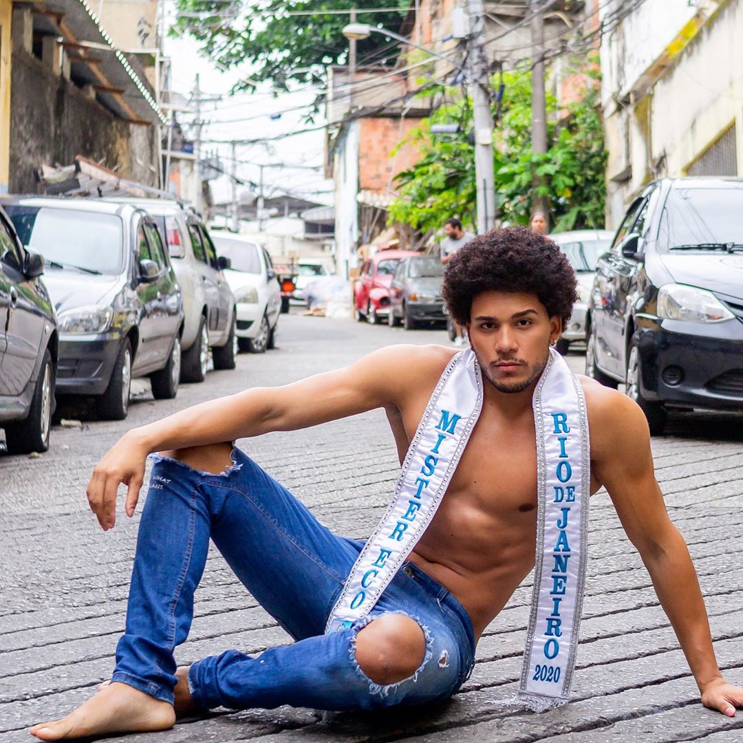 Morador do Borel vence concurso de beleza e vai à Europa representar o Brasil