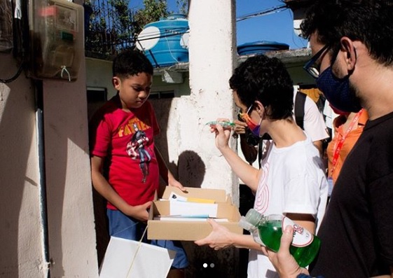 Projeto de arte e tecnologia nas favelas busca apoio para doar kits no Dia das Crianças