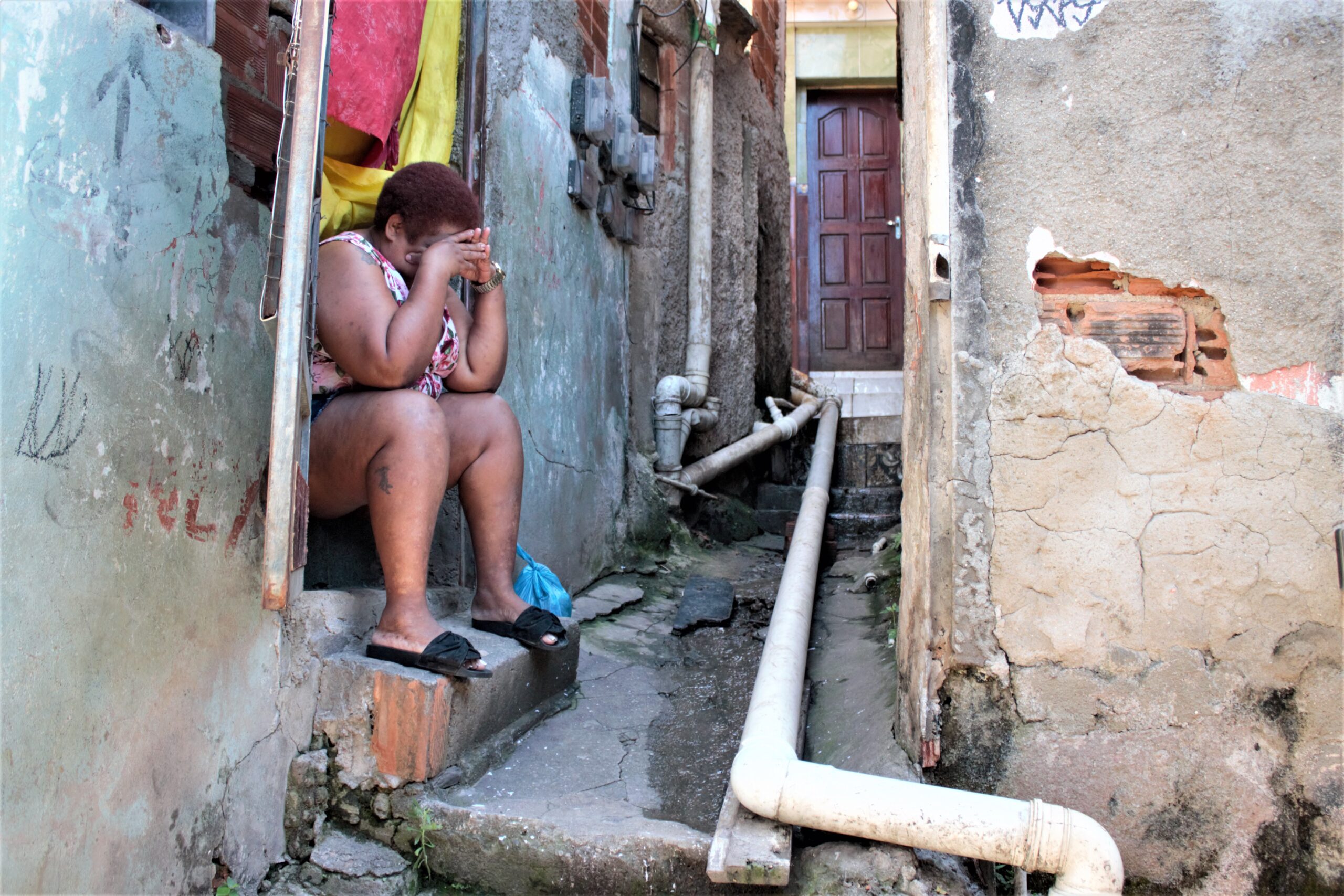 Vazamento de esgoto prejudica há anos moradores da Fazendinha, no Alemão