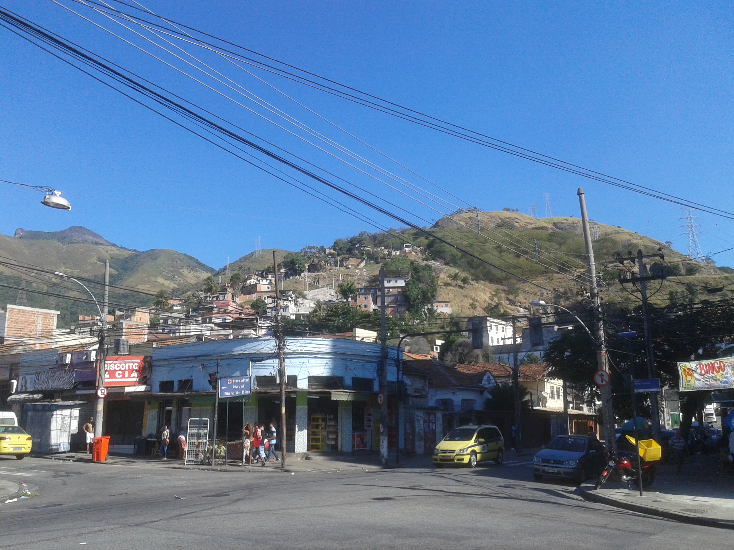 Operação no Complexo do Lins expõe moradores a fogo cruzado neste sábado (26)