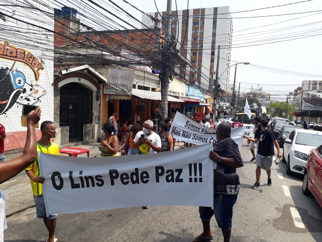 Moradores do Complexo do Lins fazem manifestação pelo fim da violência na região