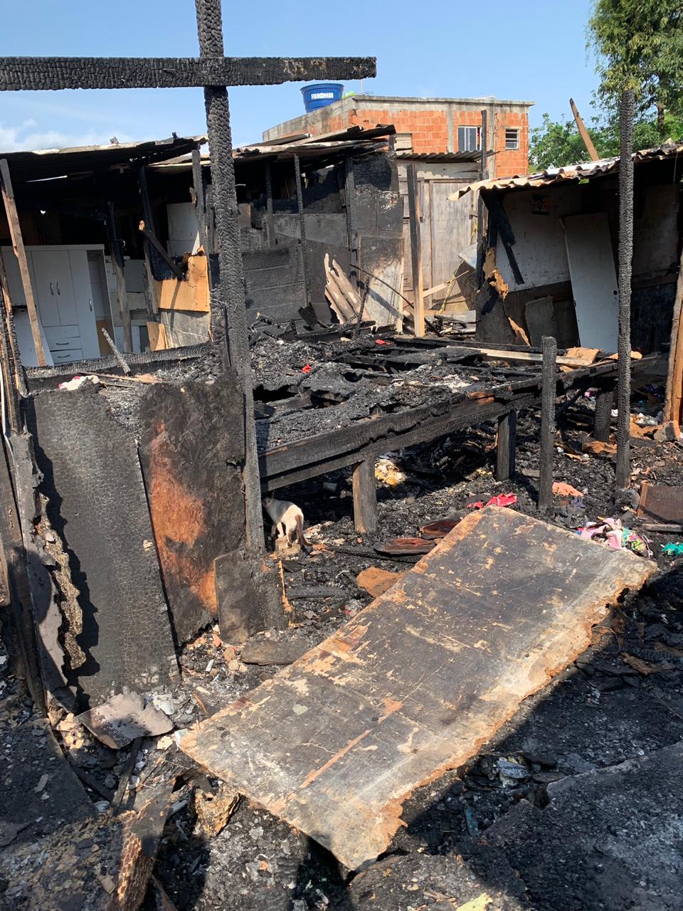 Cinco casas pegam fogo na Cidade de Deus e famílias pedem ajuda para recomeçar