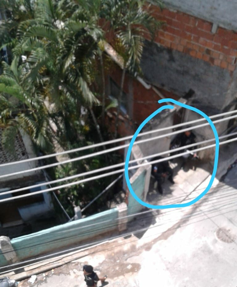 Policiais Militares invadem bar na Merendiba, Complexo da Penha