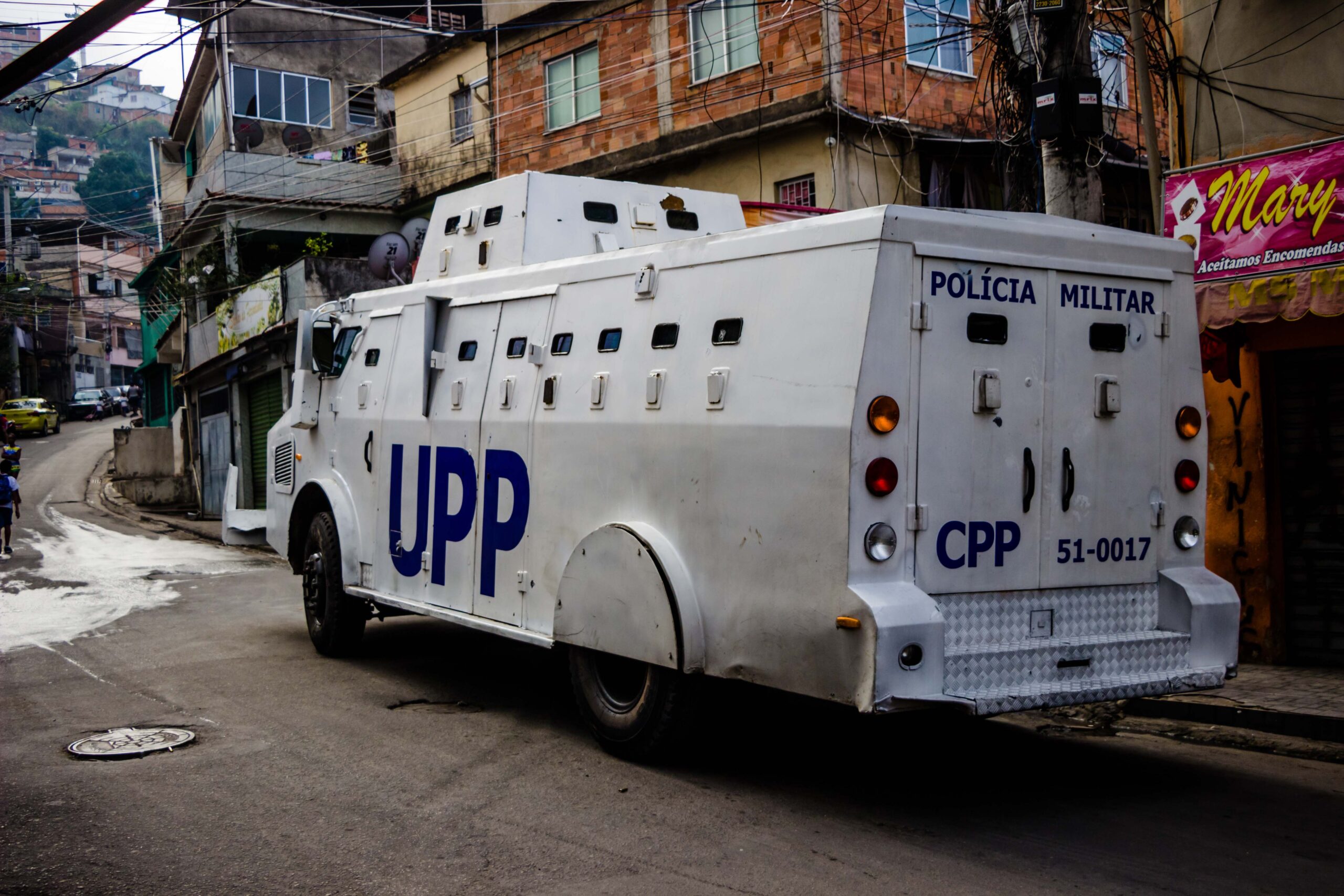 Manhã de tiroteio em favelas do Rio assusta moradores e deixa policial baleado
