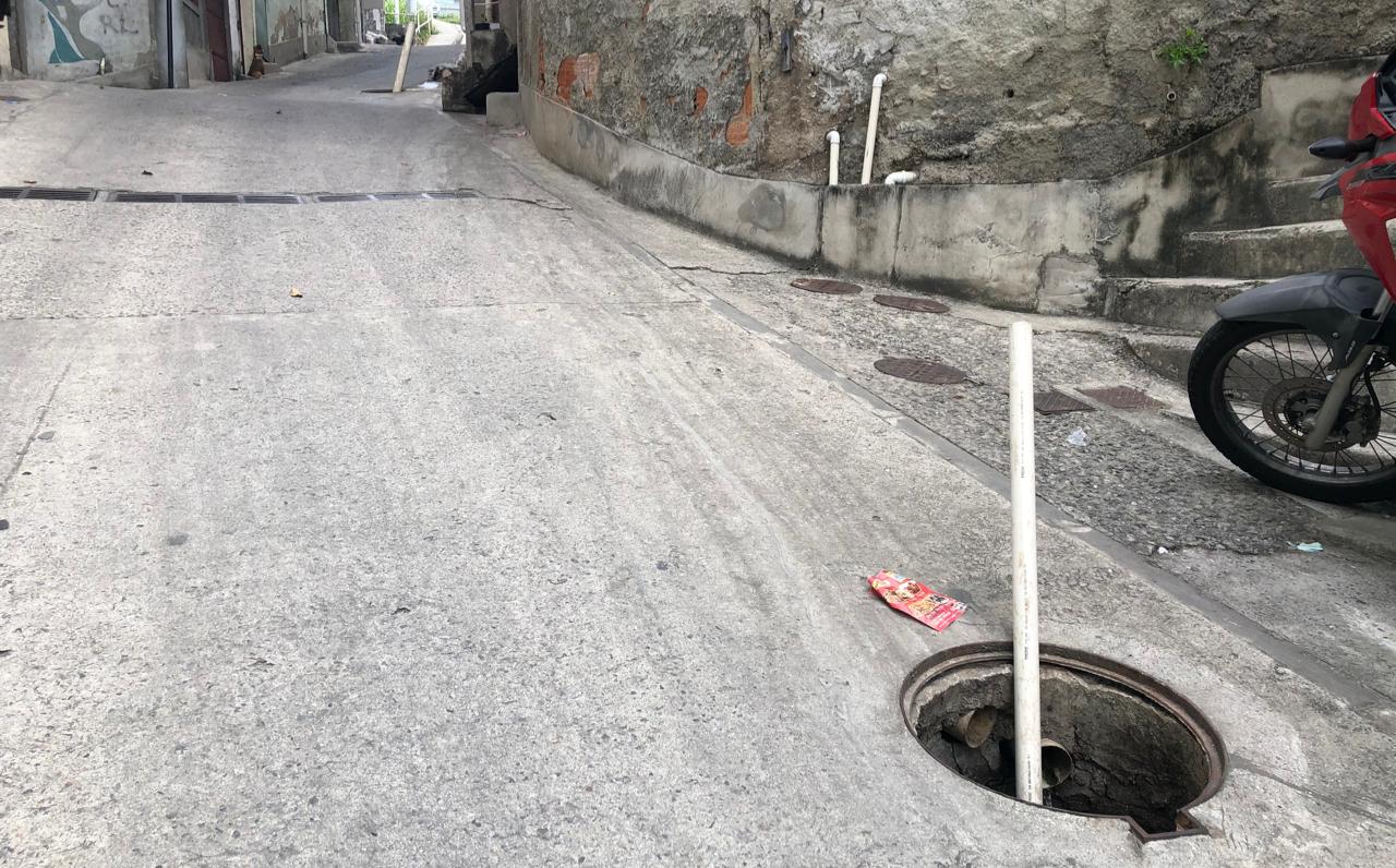 Moradores sofrem com bueiros destampados no Alemão
