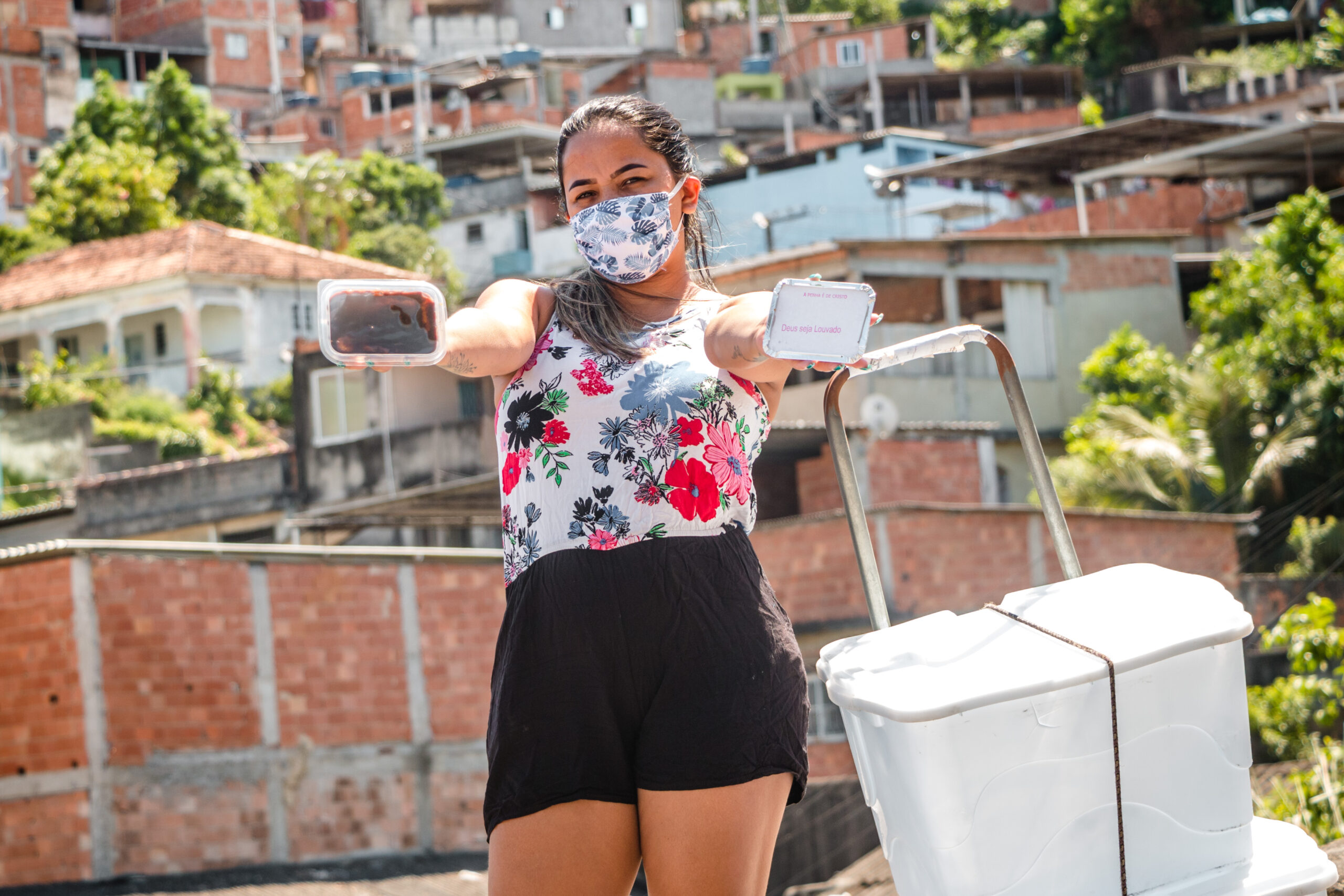 “Vem que tá barato e tá gostoso”: vendedora de guloseimas é sucesso no Complexo da Penha