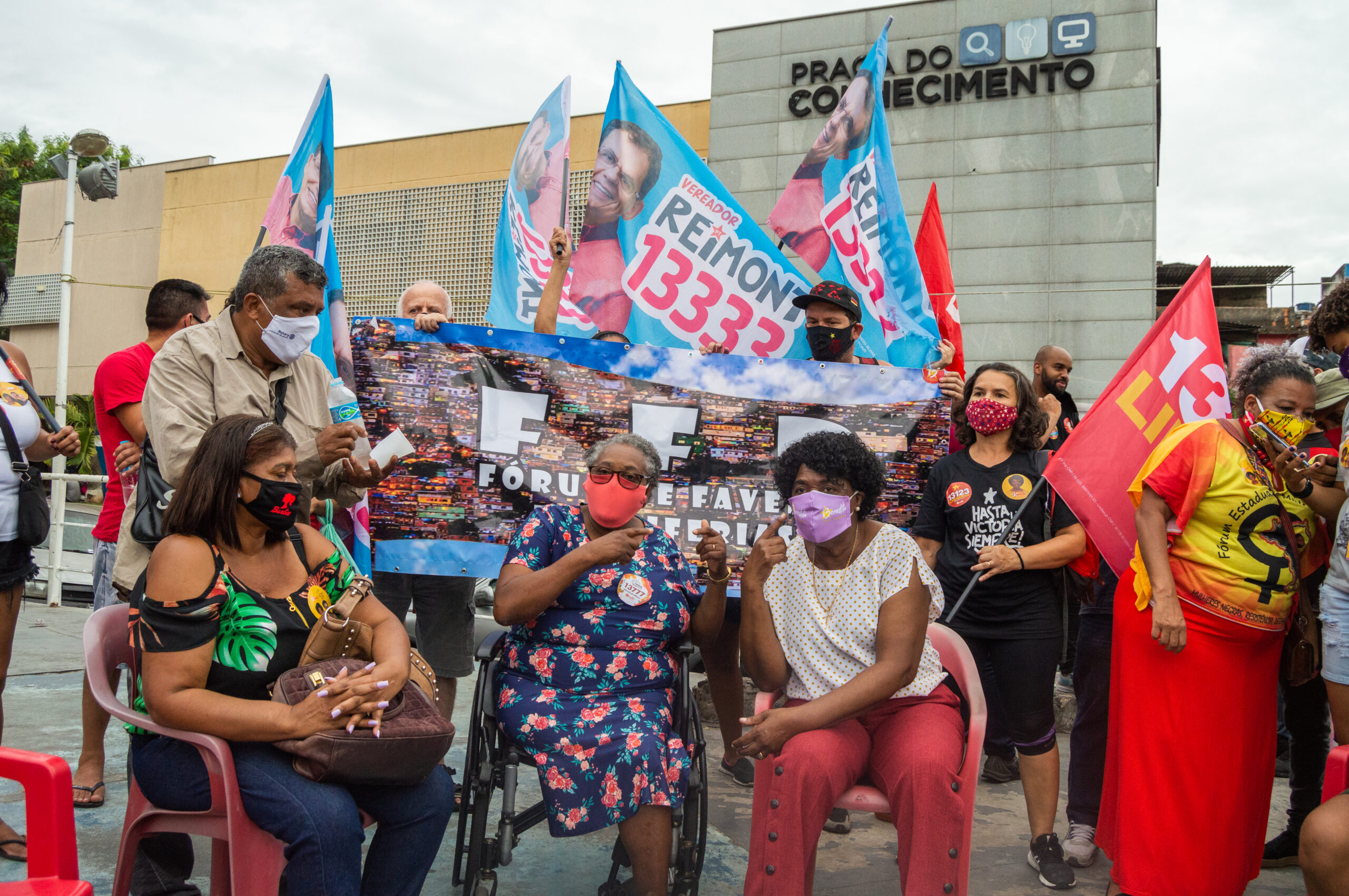 Benedita da Silva do PT faz caminhada pela Nova Brasília no Complexo do Alemão