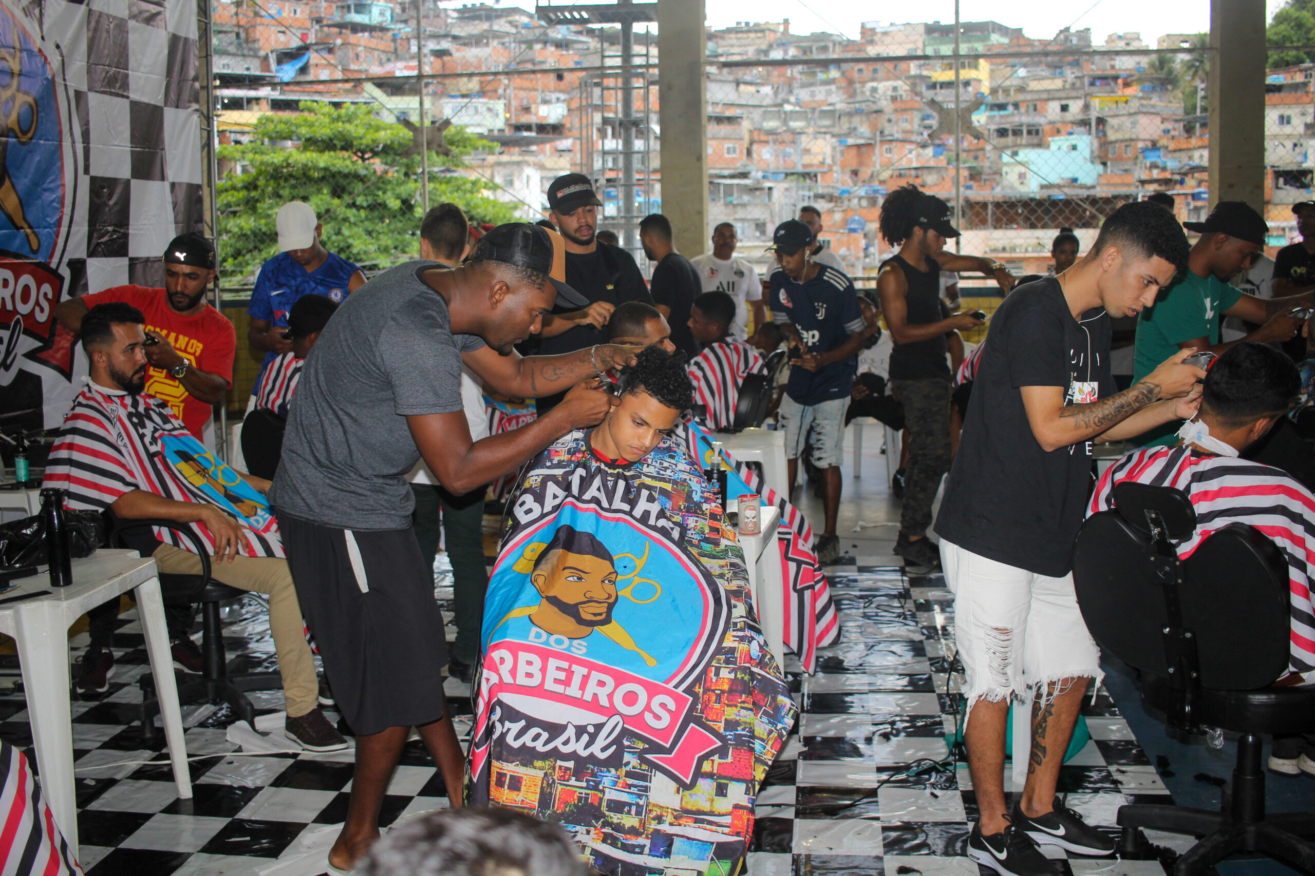 Moradores do Complexo do Alemão participam da Batalha dos Barbeiros Brasil