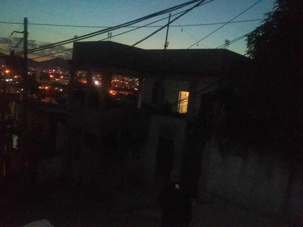 Moradores sofrem com postes sem luz no Morro do Adeus