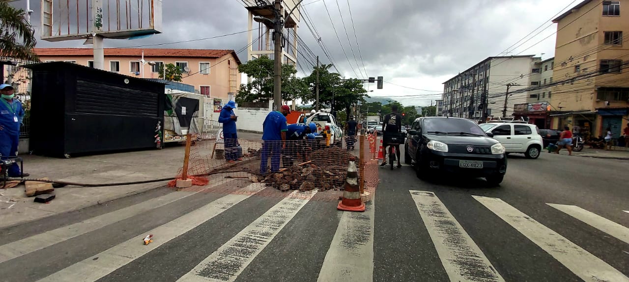 Agentes da Cedae realizam reparo em vazamento de água na Itararé