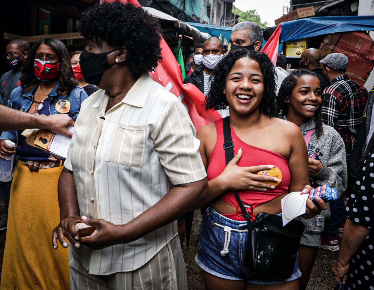 Candidata Benedita da Silva (PT) faz caminhada na Rocinha e no Santa Marta