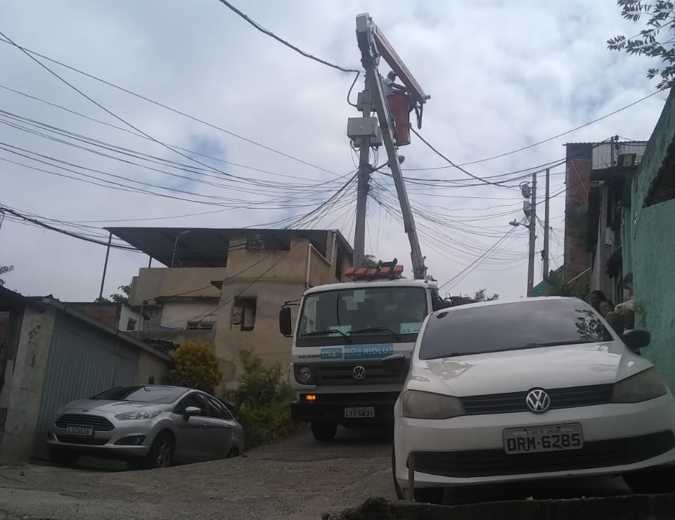 Equipes da Rio Luz realizam reparo em postes sem iluminação no Morro do Adeus