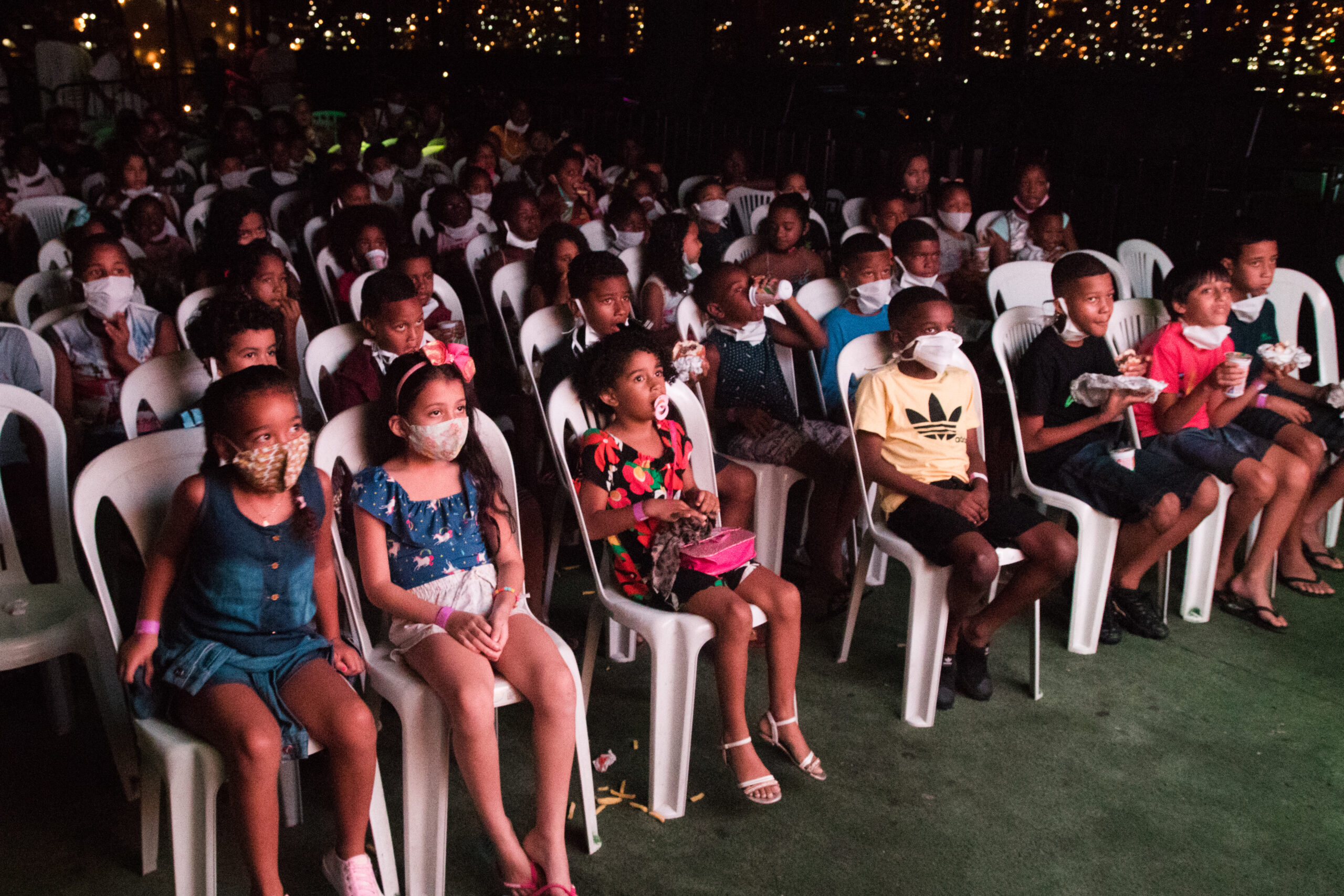Projeto “Cinema no Morro” reúne mais de 250 crianças na Vila Cruzeiro