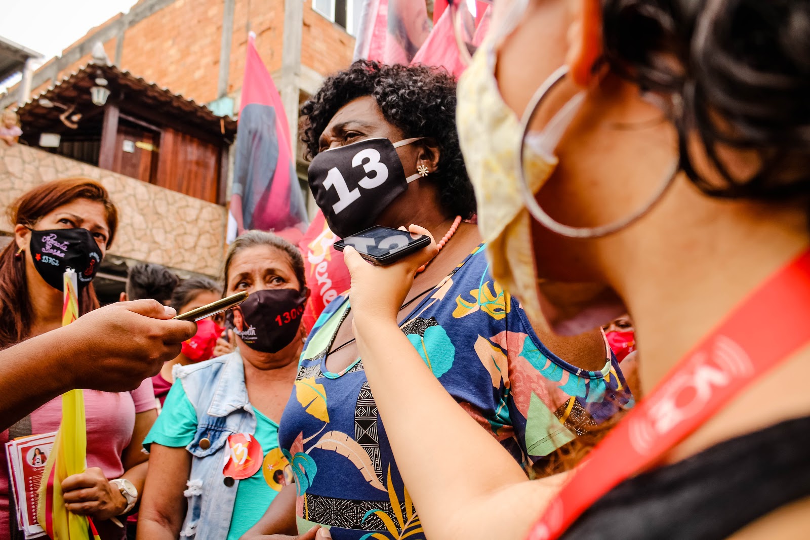 Benedita da Silva (PT) faz caminhada pela Cidade de Deus