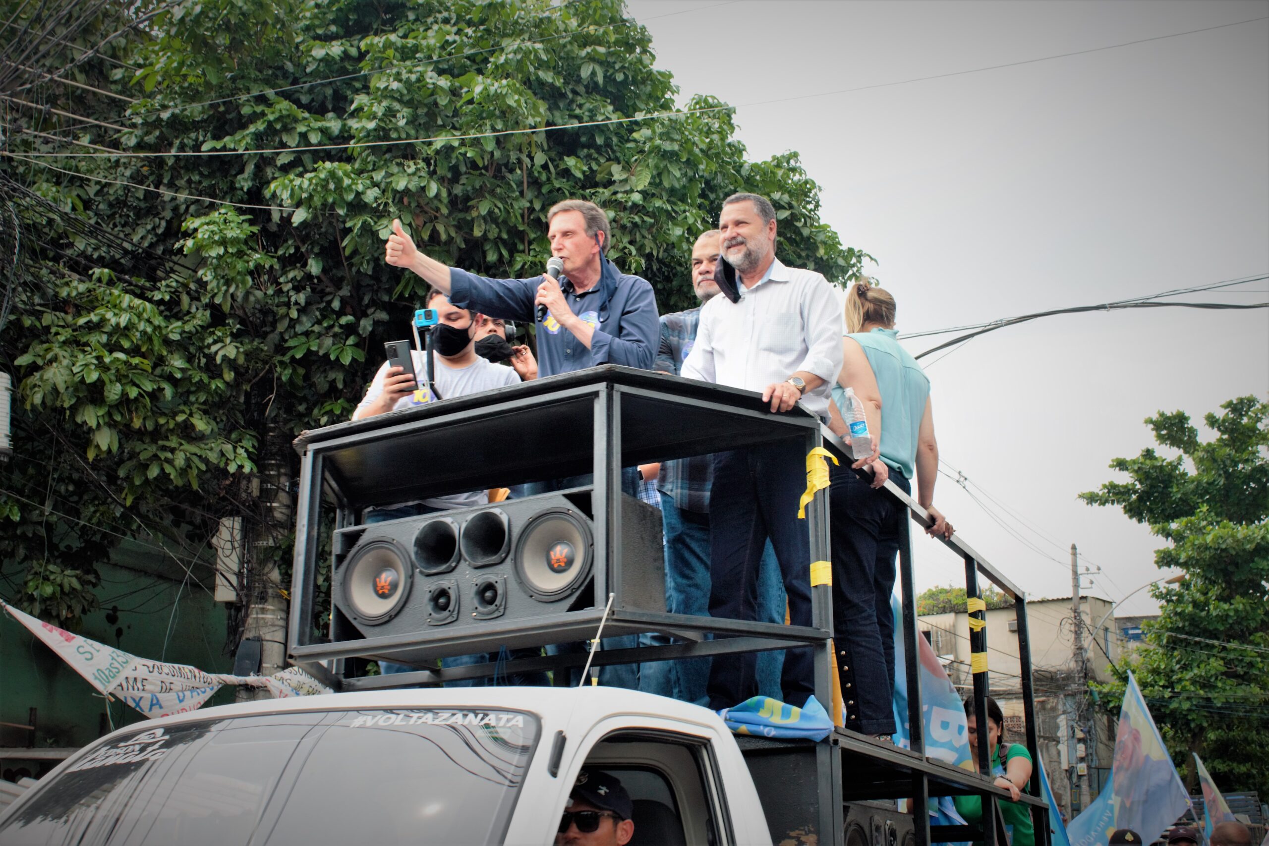 Marcelo Crivella (Republicanos) faz carreata pelo Complexo do Alemão