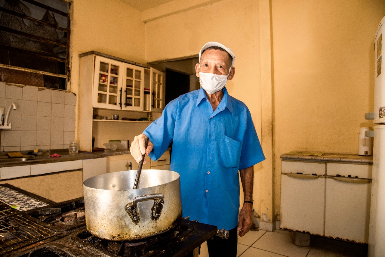 Família mantém tradição do Zé do Salgadinho, um patrimônio do Alemão