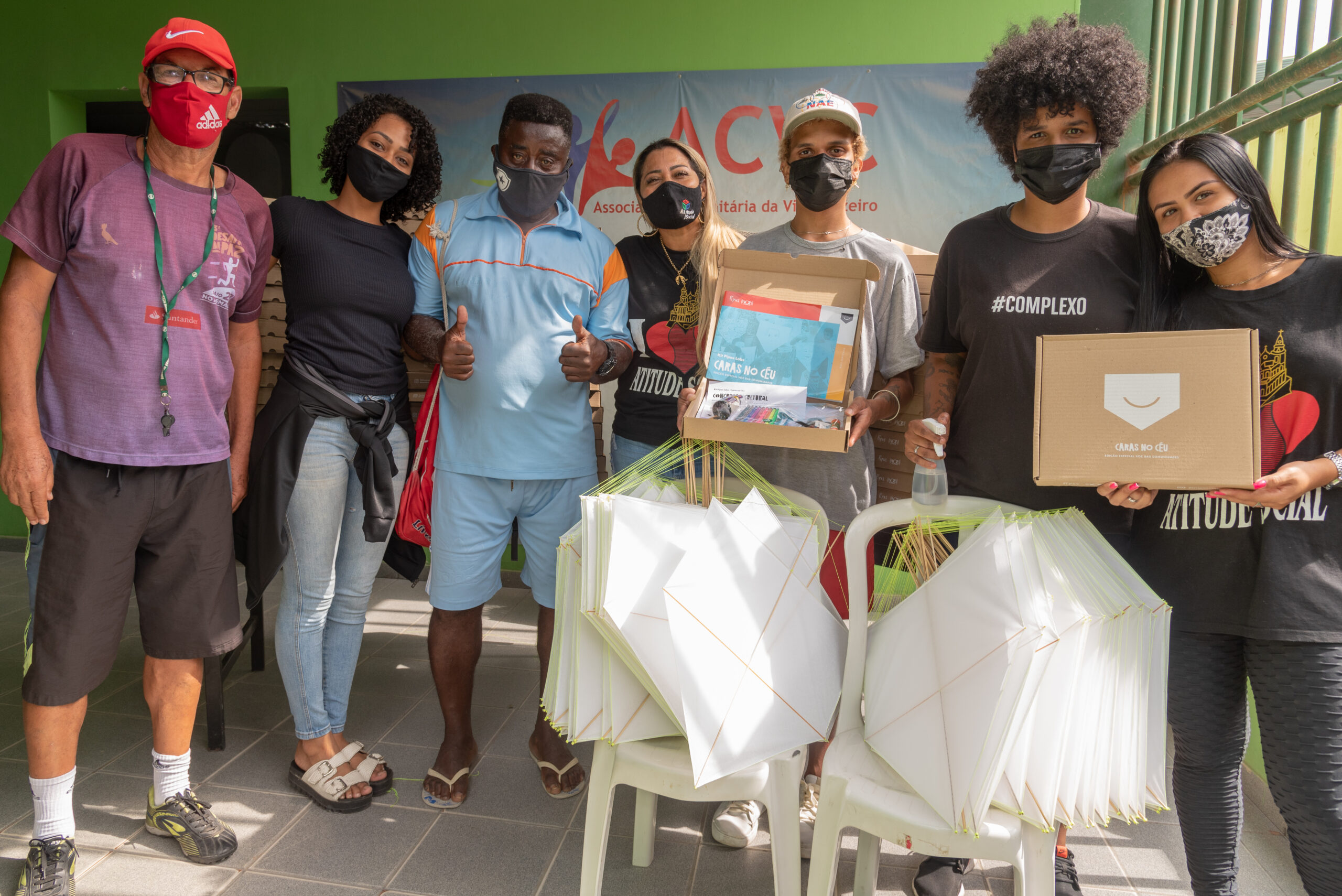 Pipas Labs distribui mais de 150 kits na Ong Atitude Social, na Vila Cruzeiro