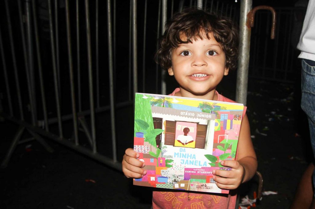 Bienal do Livro Rio doa 15,5 mil livros aos Complexos do Alemão e da Penha