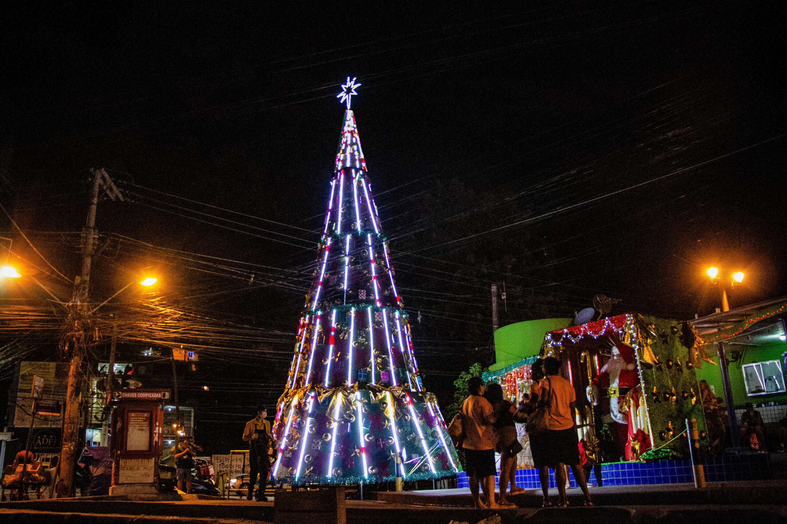 Árvore de Natal de 14 metros é inaugurada no Complexo do Alemão