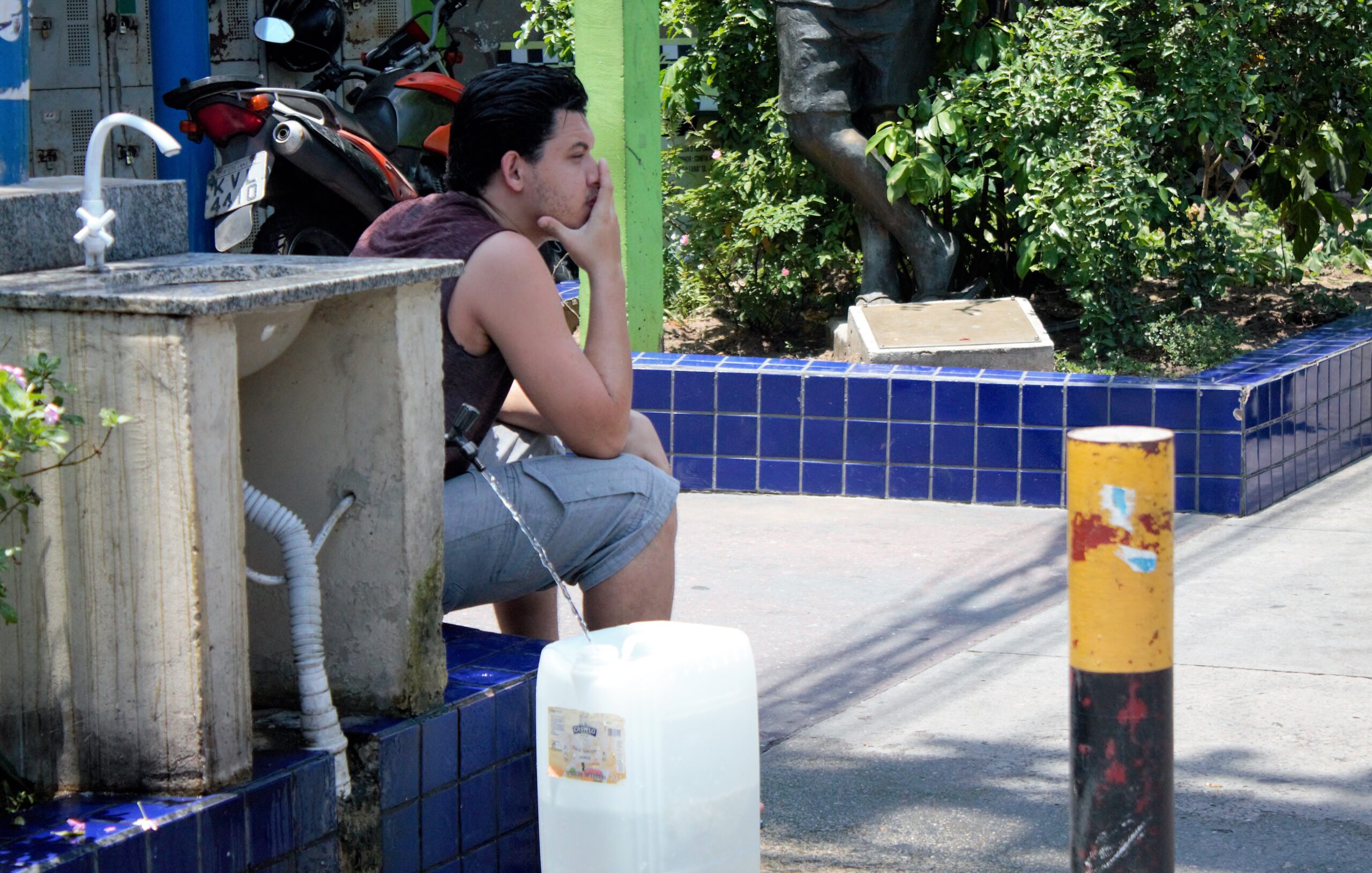 Bica do Moto-táxi é único ponto com água para muitos moradores no Alemão