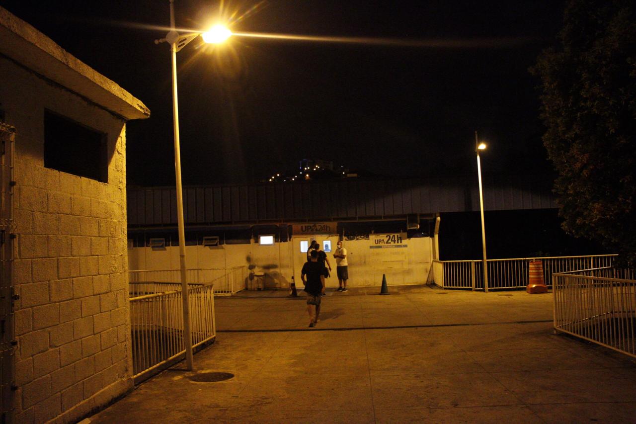 Após 10 dias no escuro, entrada da UPA do Alemão volta a ter iluminação