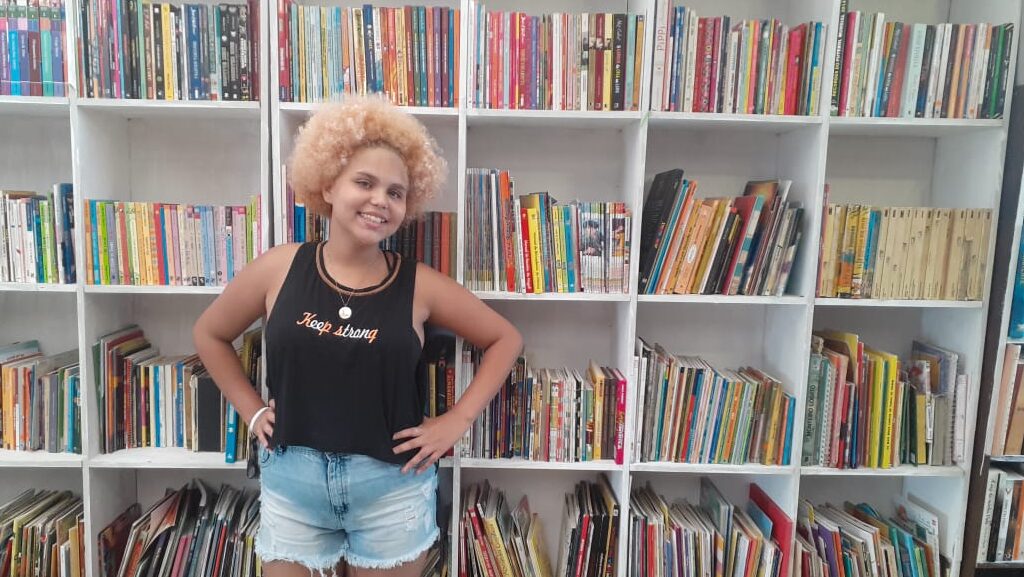 Mundo da Lua: conheça a biblioteca comunitária do Tabajaras fundada por menina de 13 anos