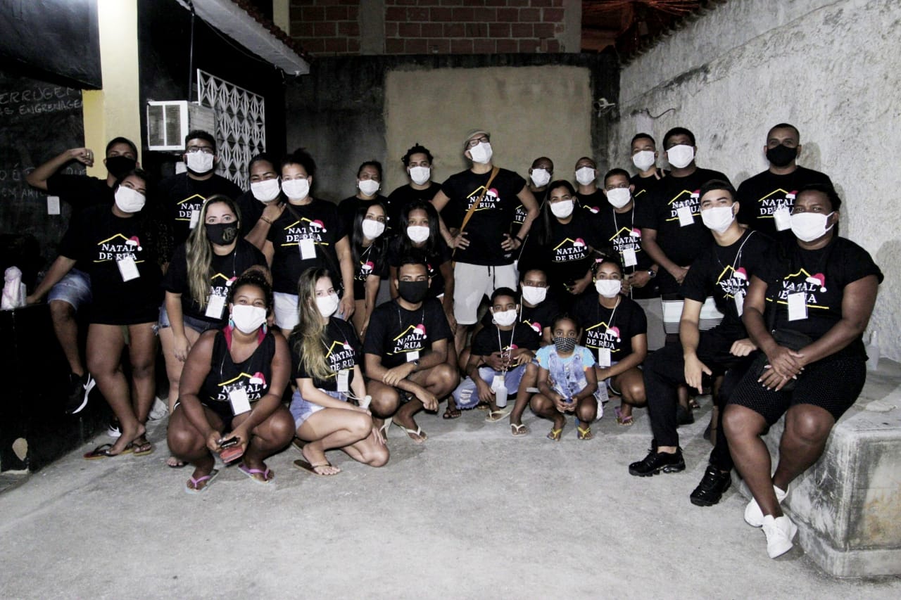 Natal de Rua: Coletivo Papo Reto doa quentinhas para moradores em situação de rua