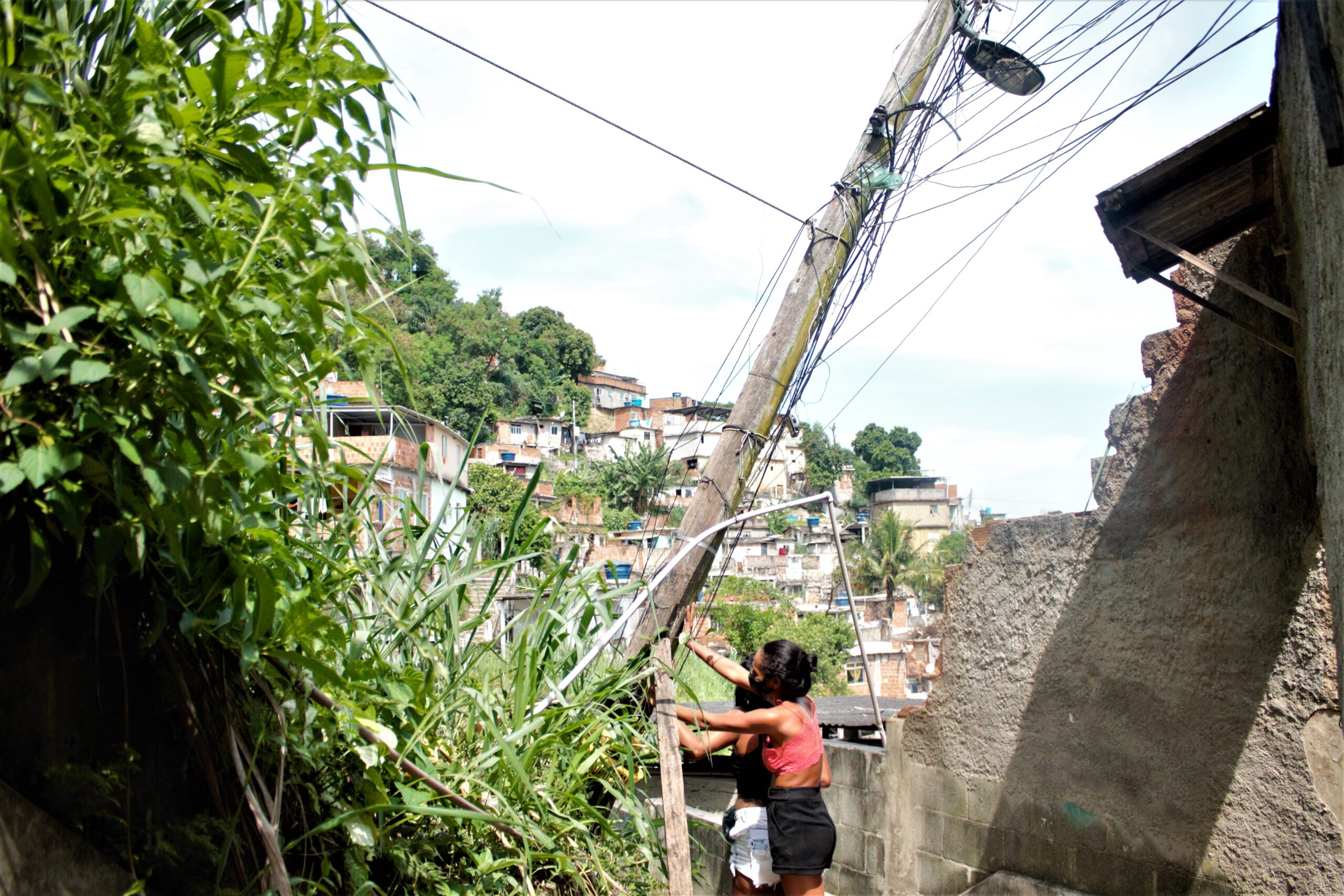 Moradores do Alemão temem queda do poste de energia