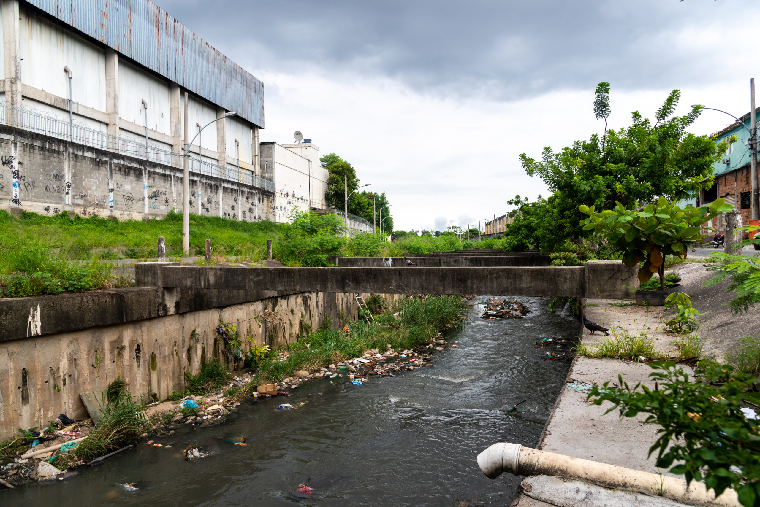 Rio Faria Timbó segue abandonado e moradores pedem atenção ao local