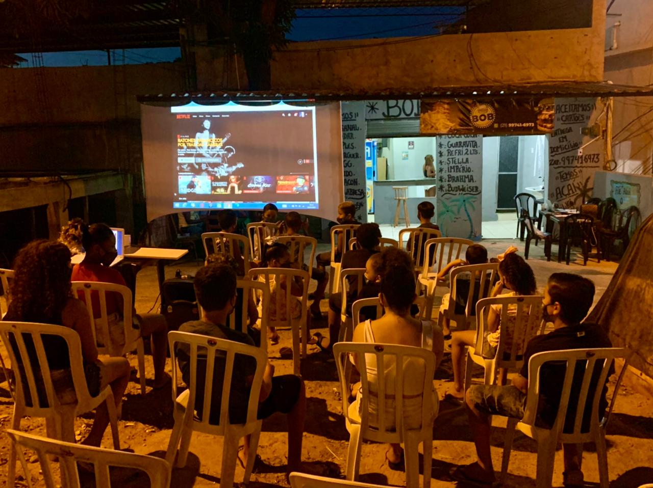 Primeira edição do #CINEBOB ocorreu nesta segunda-feira (18) no Complexo do Alemão