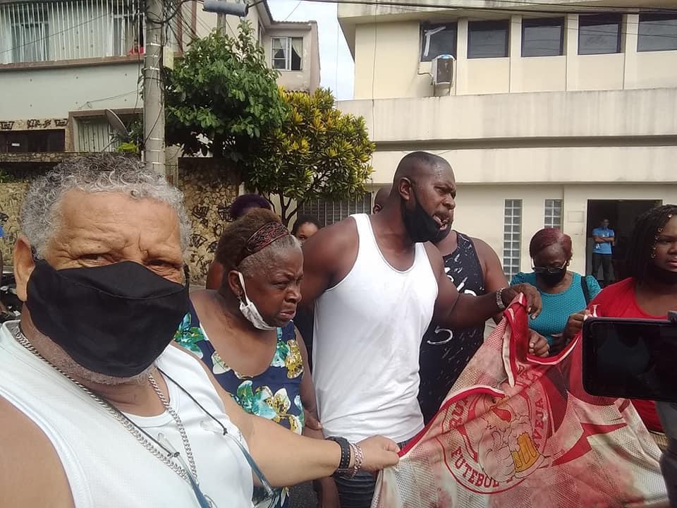 Familiares do gari morto no Complexo da Penha protestaram pedindo por justiça