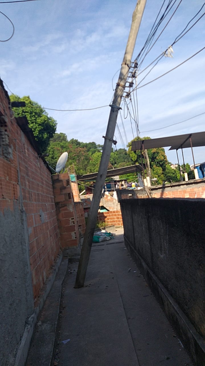 Moradores do Areal no Alemão sofrem com situação precária dos postes de energia