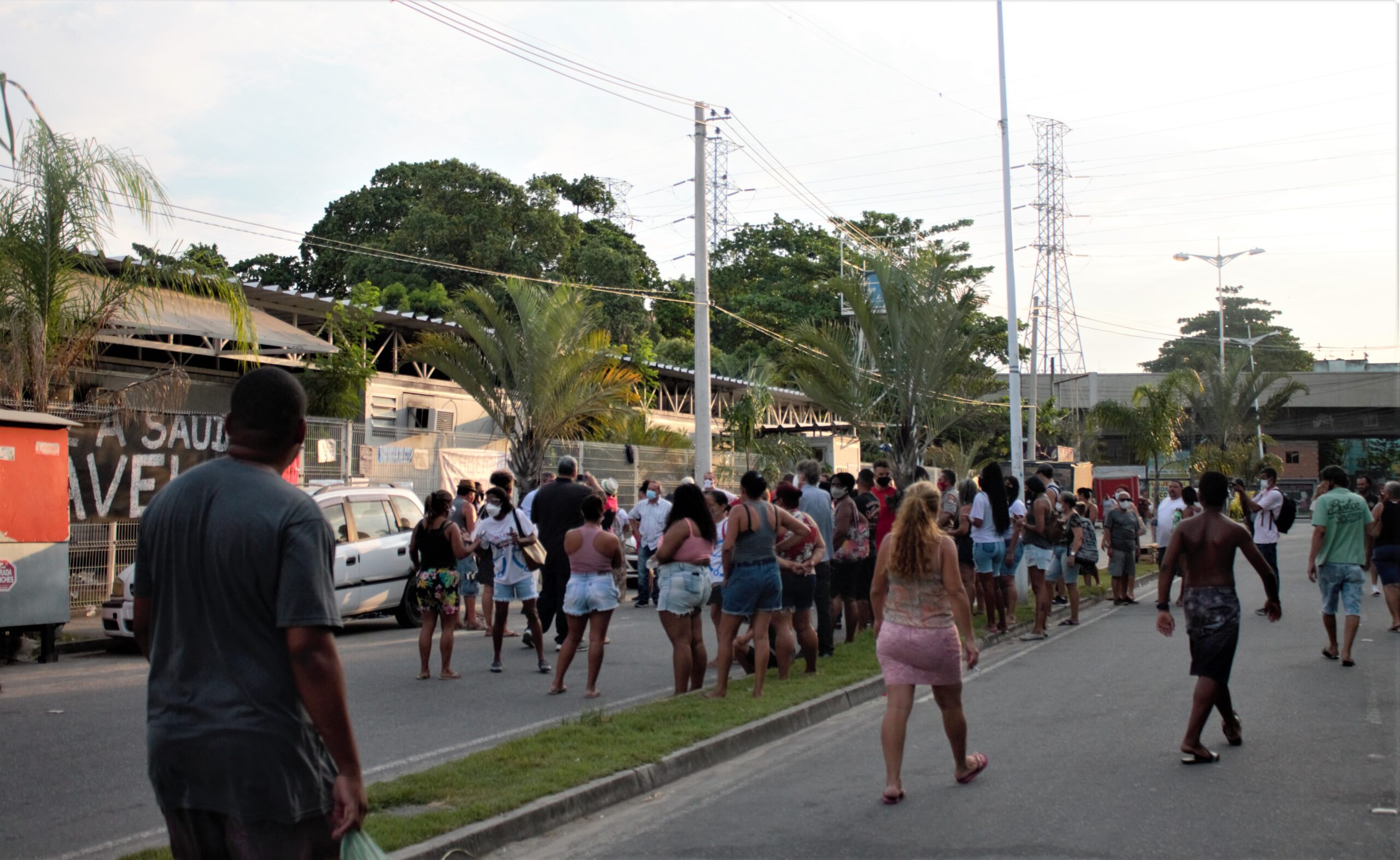 Moradores fazem ato pacífico pela reabertura imediata da UPA Manguinhos