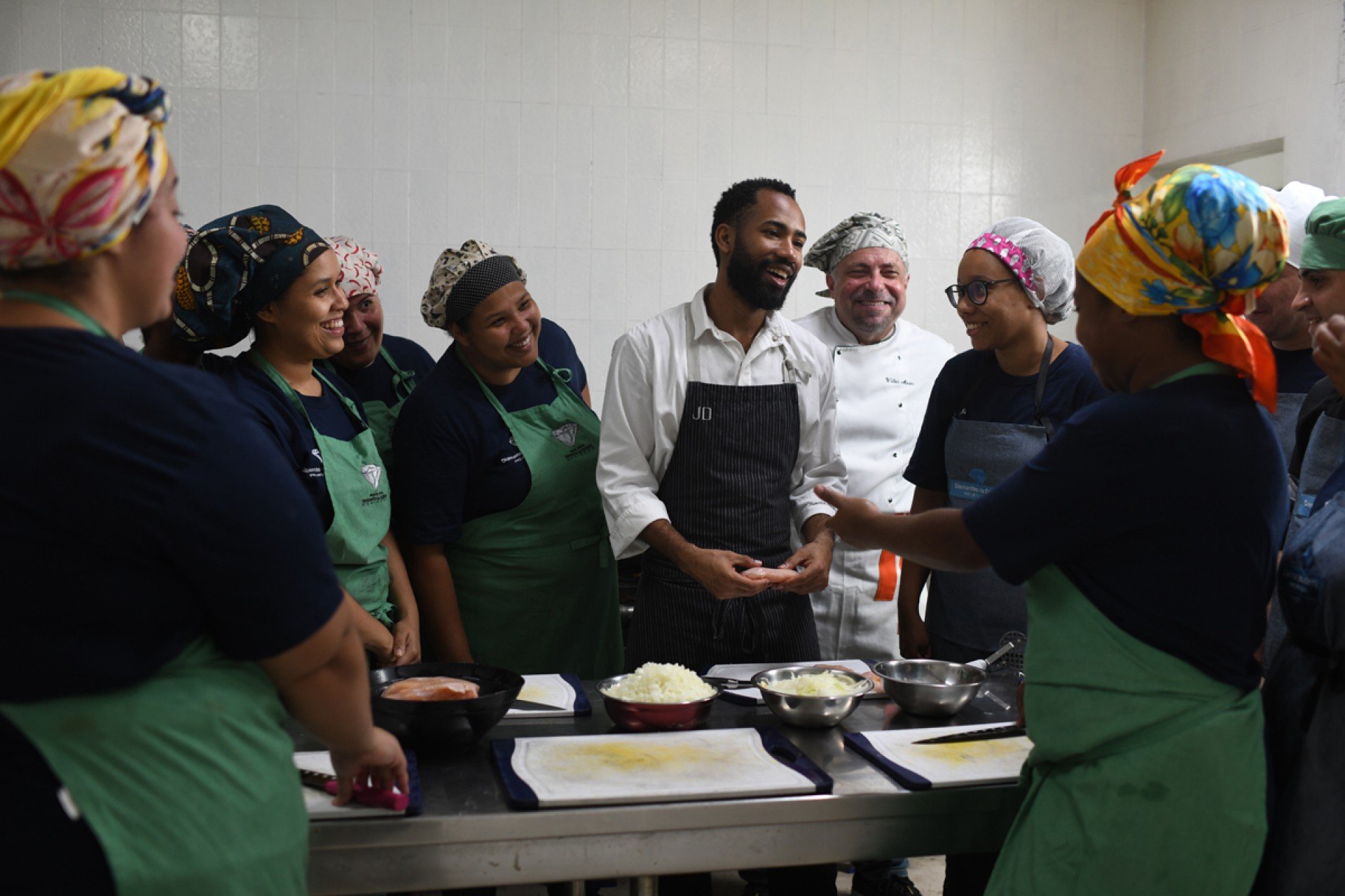 Projeto Diamantes na Cozinha abre 50 vagas para moradores do Alemão