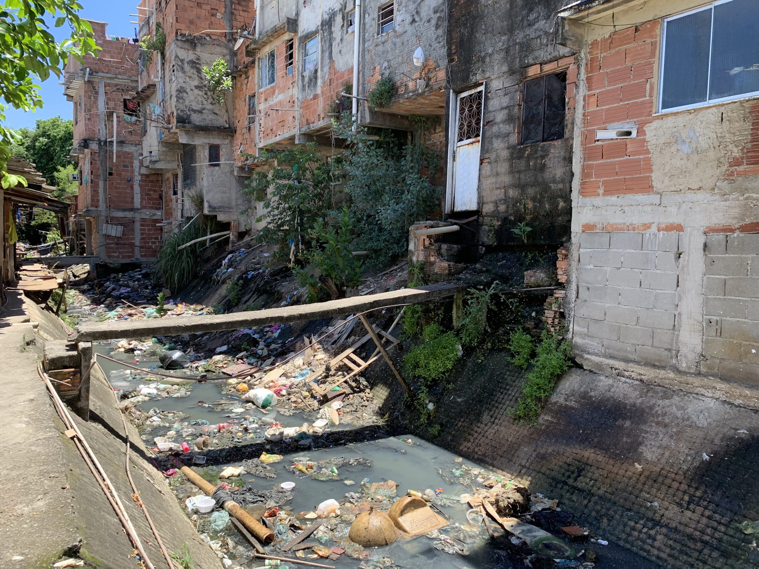 Esgoto a céu aberto e lixo em valão tomam conta da região das Casinhas, no Complexo do Alemão